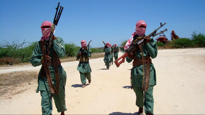 Các tay súng của nhóm thánh chiến Al-Shabaab. (Nguồn: Reuters) Nhóm Al-Shabaab tấn công lực lượng gìn giữ hòa bình ở Somalia ảnh 1