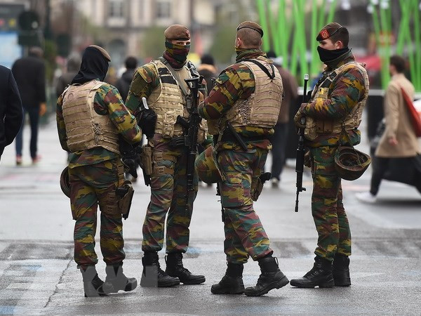 Binh sỹ Bỉ tuần tra trên các đường phố ở Brussels. (Nguồn: AFP/TTXVN) Chính phủ Bỉ quyết định chi thêm 1 tỷ euro cho quốc phòng ảnh 1