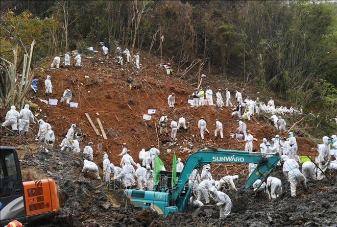 Trung Quốc tưởng niệm các nạn nhân trong vụ tai nạn máy bay ảnh 1