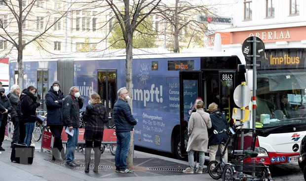 Áo đình chỉ luật bắt buộc tiêm vaccine phòng COVID-19 ảnh 1