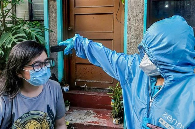 Nhân viên y tế xét nghiệm COVID-19 cho người dân tại Quezon, Philippines, ngày 10/1/2022. (Ảnh: THX/TTXVN) Philippines cấp phép sử dụng khẩn cấp vaccine Sinovac cho trẻ em ảnh 1