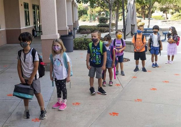 Việc bắt buộc đeo khẩu trang giúp giảm 72% ca mắc tại trường học Mỹ ảnh 1