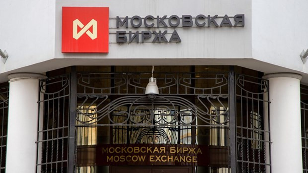 Sàn giao dịch chứng khoán Moskva của Nga khôi phục hoạt động giao dịch. (Ảnh: Bloomberg) Nga: Sàn giao dịch chứng khoán Moskva mở cửa trở lại ảnh 1