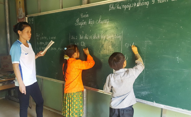 Một tiết học của học sinh phân trường Phia Cò. (Ảnh: Quân Trang/TTXVN) Những người gieo con chữ nảy mầm nơi vùng cao heo hút ảnh 2