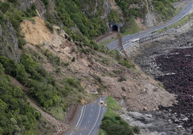 Một con đường bị chia cắt vì động đất ở New Zealand. (Nguồn: CBC) Không có du khách Việt Nam tại vùng động đất ở New Zealand ảnh 1
