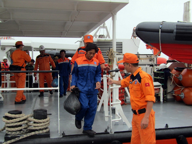 Tiếp nhận hai ngư dân Việt Nam trên tàu cá Malaysia bị chìm ảnh 1