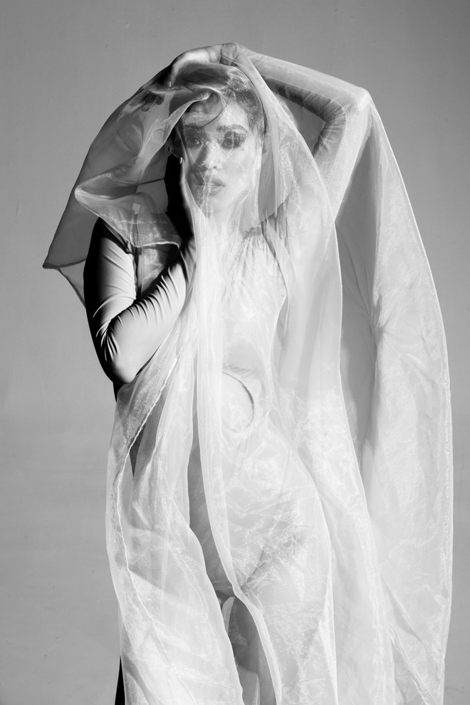 Hoa hậu Khánh Vân đầy khác lạ trên tạp chí thời trang quốc tế ảnh 2