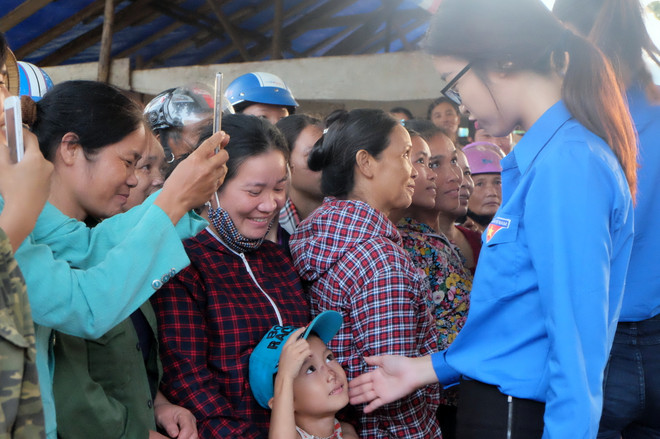 Hoa hậu Việt Nam trao quà tận tay cho bà con ở rốn lũ miền Trung ảnh 5