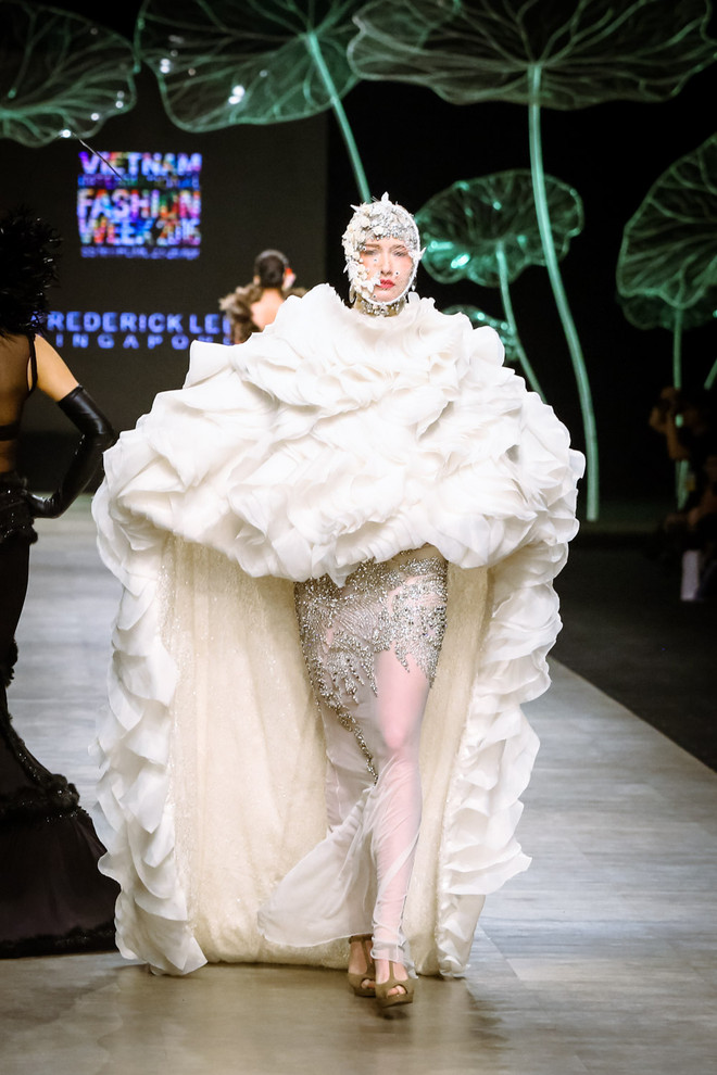 Đã mắt với “bữa tiệc” Haute Couture của nhà thiết kế Frederick Lee ảnh 2
