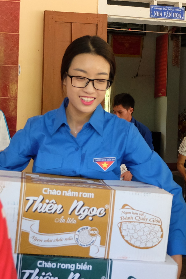 Hoa hậu Việt Nam trao quà tận tay cho bà con ở rốn lũ miền Trung ảnh 7
