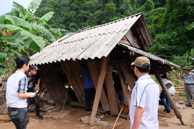 Hoa hậu Việt Nam trao quà tận tay cho bà con ở rốn lũ miền Trung ảnh 6