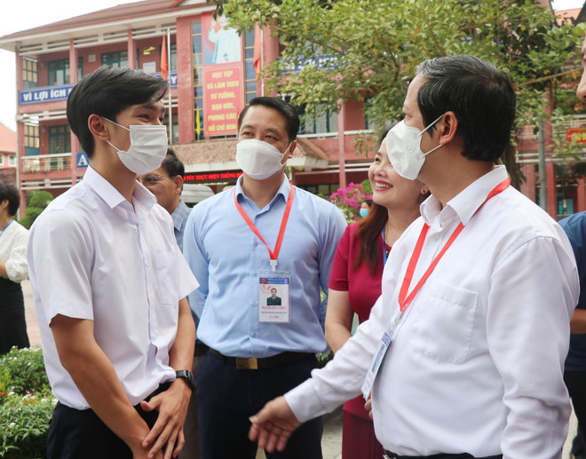 Bộ trưởng Giáo dục kiểm tra công tác thi tốt nghiệp THPT tại Quảng Trị ảnh 1