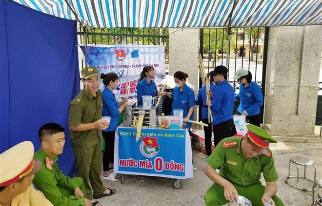'Nước mía 0 đồng' giải nhiệt cho thí sinh thi tốt nghiệp THPT ảnh 1