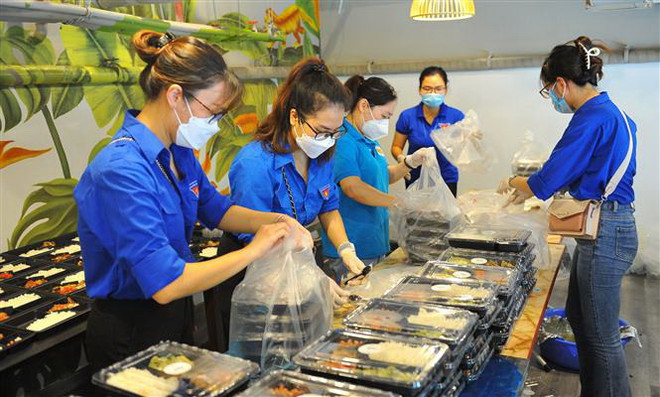 Bức tranh nhiều màu sắc trong cuộc chiến chống COVID-19 ở Hà Nội ảnh 1