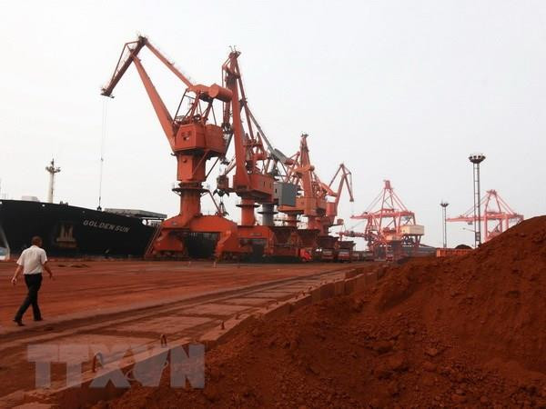 Đất hiếm chuẩn bị xuất khẩu sang Nhật Bản tại cảng Lianyungang, tỉnh Giang Tô, miền Đông Trung Quốc ngày 5/9/2010. (Ảnh: AFP/TTXVN) Sự độc quyền đất hiếm - 'thanh bảo kiếm' của Trung Quốc ảnh 1