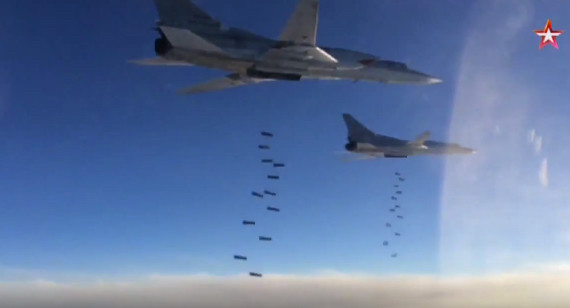 Máy bay ném bom tầm xa Nga tấn công gần thành trì của IS ở Syria ảnh 1