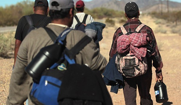 Nhà Trắng bác tin huy động 100.000 binh sỹ vây bắt người nhập cư ảnh 1