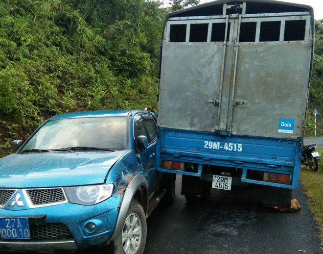 Bắt được đối tượng chở gỗ lậu lao xe vào lực lượng chức năng ảnh 1