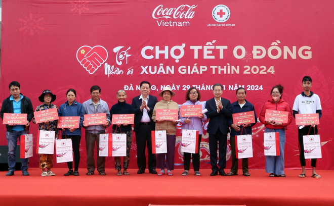 ttxvn_tang qua tet 2.jpg