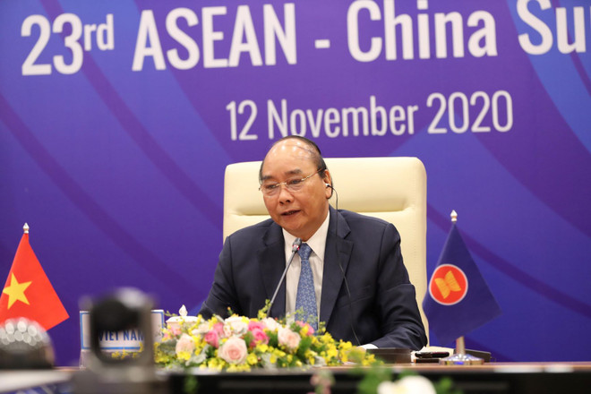 Thủ tướng Nguyễn Xuân Phúc, Chủ tịch ASEAN 2020 phát biểu khai mạc Hội nghị Cấp cao ASEAN-Trung Quốc lần thứ 23. (Ảnh: Lâm Khánh/TTXVN) Thủ tướng Nguyễn Xuân Phúc chủ trì Hội nghị Cấp cao ASEAN-Trung Quốc ảnh 1