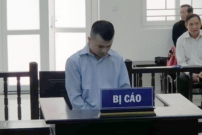 Bị cáo Nguyễn Đức Hùng. (Nguồn: Báo Lao Động) Đối tượng giả danh công an để lừa đảo xin việc lĩnh án 12 năm tù ảnh 1