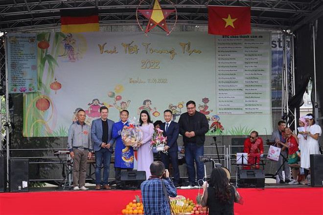 Hàng nghìn em nhỏ vui đón Tết Trung Thu giữa thủ đô nước Đức ảnh 2