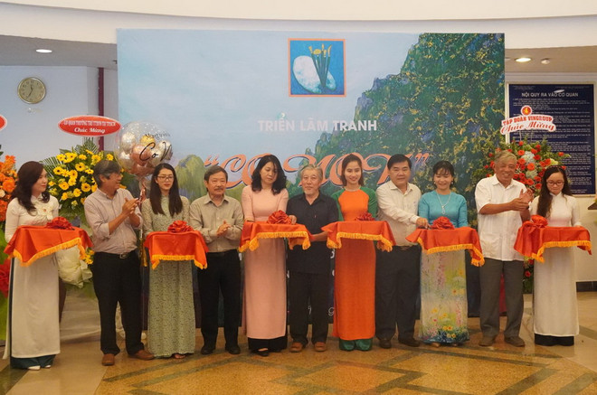 Triển lãm 'Cọ non' giới thiệu 70 tác phẩm của các nhà báo TTXVN ảnh 1