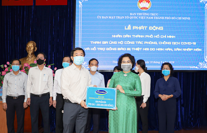 Vinamilk tiếp sức cho cán bộ y tế tuyến đầu chống dịch COVID-19 ảnh 1