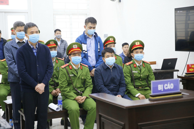 Các bị cáo tại phiên tòa xét xử sơ thẩm vụ án 'Chiếm đoạt tài liệu bí mật nhà nước' liên quan đến vụ án Công ty Nhật Cường. (Nguồn: TTXVN) 10 sự kiện nổi bật của Việt Nam năm 2020 do TTXVN bình chọn ảnh 6