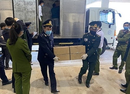 Phát hiện vụ vận chuyển số lượng lớn pháo và gỗ lậu tại biên giới ảnh 1