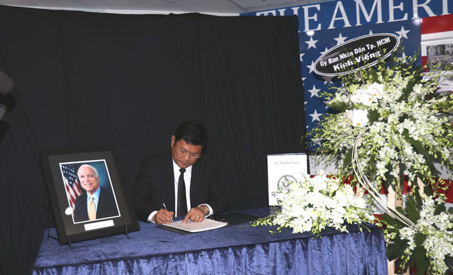 Lãnh đạo TP.HCM viếng và ghi sổ tang Thượng nghị sỹ John McCain ảnh 1