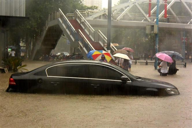 Đường phố bị nhấn chìm trong nước lũ do mưa lớn kéo dài ở Trịnh Châu, thủ phủ tỉnh Hà Nam, Trung Quốc ngày 20/7/2021. (Ảnh: THX/TTXVN) Thủ tướng gửi điện thăm hỏi về tình hình mưa lũ tại Trung Quốc ảnh 1