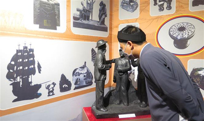 Khách tham quan trưng bày. (Ảnh: Tường Vi/TTXVN) Khai mạc trưng bày 'Nghề điêu khắc than đá Quảng Ninh' ở Huế ảnh 1