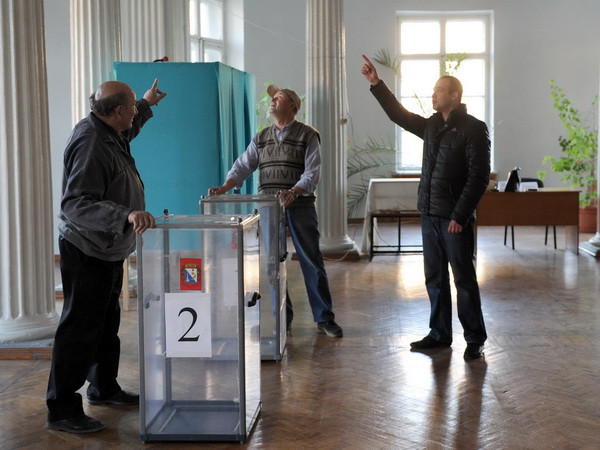 Bán đảo Crimea trước giờ G: Kiev phản đối, Nga chờ kết quả ảnh 1