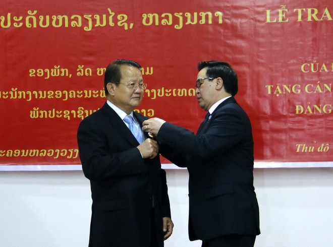 Trao tặng huân, huy chương cho các cán bộ đối ngoại của Lào ảnh 1