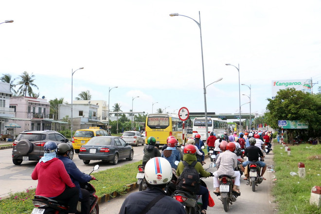 Ùn ứ phương tiện, trạm BOT cầu Rạch Miễu phải mở thêm làn thu phí ảnh 1