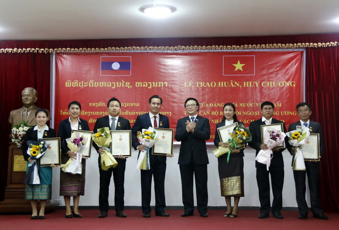 Trao tặng huân, huy chương cho các cán bộ đối ngoại của Lào ảnh 2