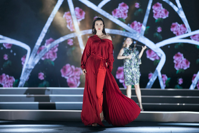 Các thí sinh hoa hậu ấn tượng trong đêm thi thời trang thứ 2 ảnh 2