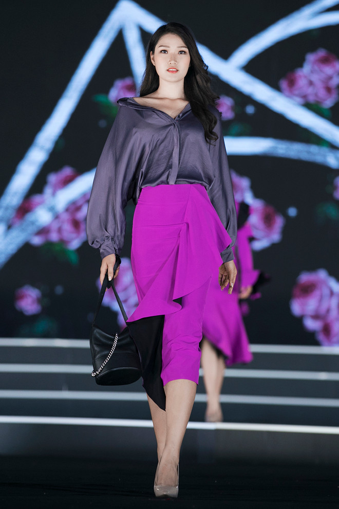 Các thí sinh hoa hậu ấn tượng trong đêm thi thời trang thứ 2 ảnh 21