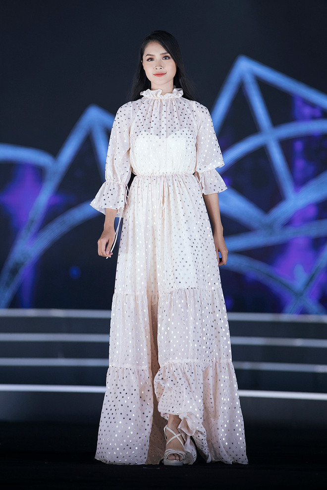 Các thí sinh hoa hậu ấn tượng trong đêm thi thời trang thứ 2 ảnh 4