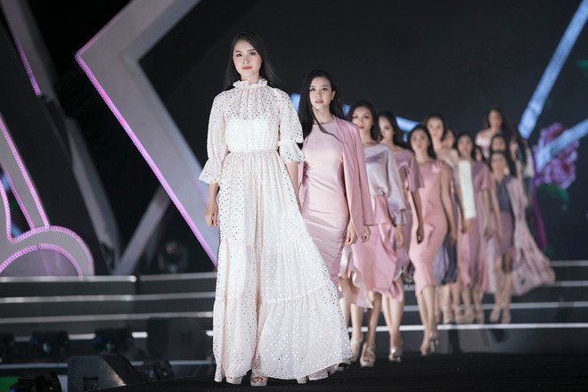 Các thí sinh hoa hậu ấn tượng trong đêm thi thời trang thứ 2 ảnh 30