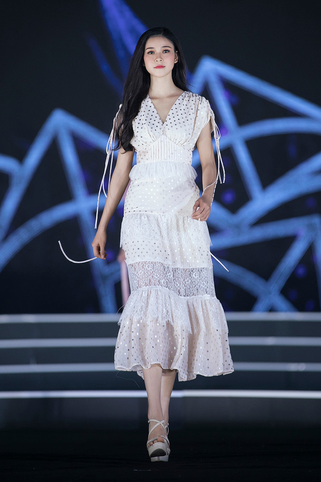 Các thí sinh hoa hậu ấn tượng trong đêm thi thời trang thứ 2 ảnh 11