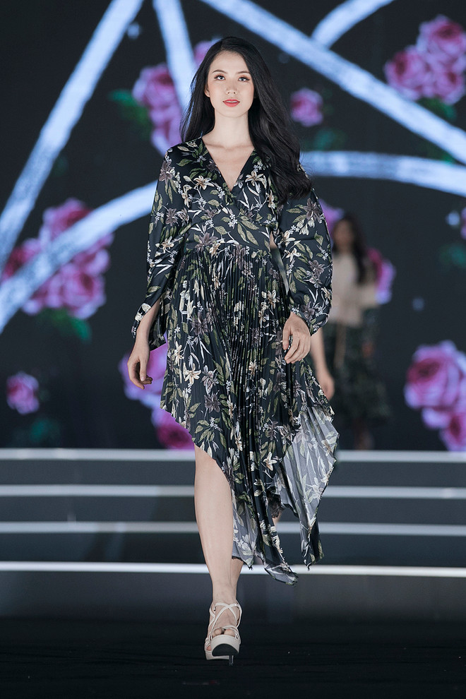 Các thí sinh hoa hậu ấn tượng trong đêm thi thời trang thứ 2 ảnh 19