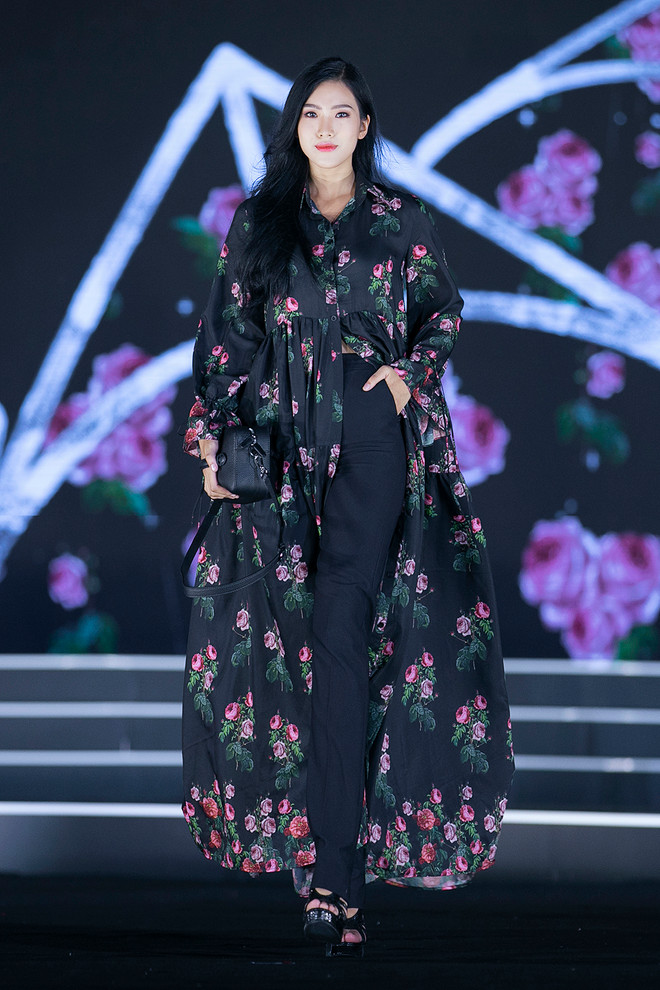 Các thí sinh hoa hậu ấn tượng trong đêm thi thời trang thứ 2 ảnh 18