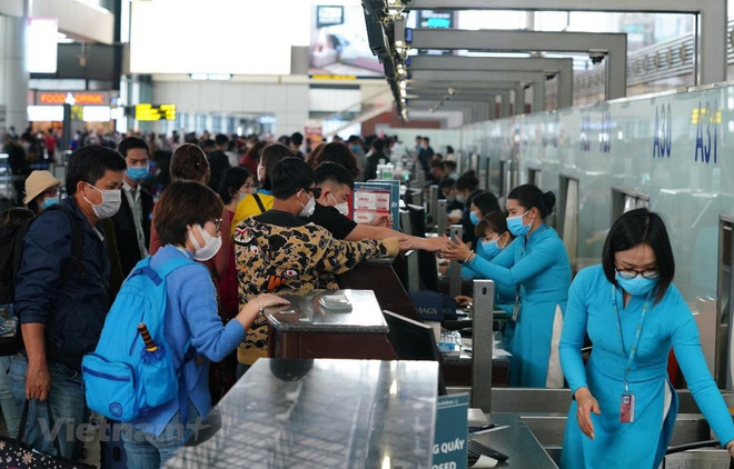Sân bay Đà Nẵng ngày 27/7, một ngày sau khi phát hiện ca bệnh tái nhiễm trong cộng đồng. (Ảnh: Vietnam+) Chịu cú "đánh kép " mang tên COVID-19, doanh nghiệp du lịch kêu cứu ảnh 3