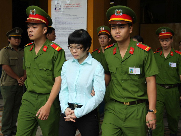 Áp giải bị cáo Huỳnh Thị Huyền Như. (Ảnh: Thanh Vũ/TTXVN) “Siêu lừa” Huỳnh Thị Huyền Như lĩnh án tù chung thân ảnh 1