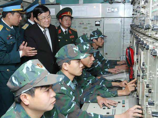 Chủ tịch nước đến thăm, chúc Tết Bộ đội phòng không ảnh 1