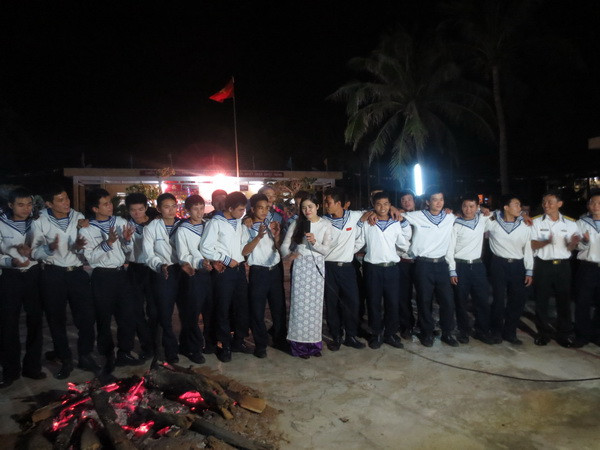 Mang mùa Xuân đến các chiến sỹ radar vùng 4 Hải quân ảnh 1