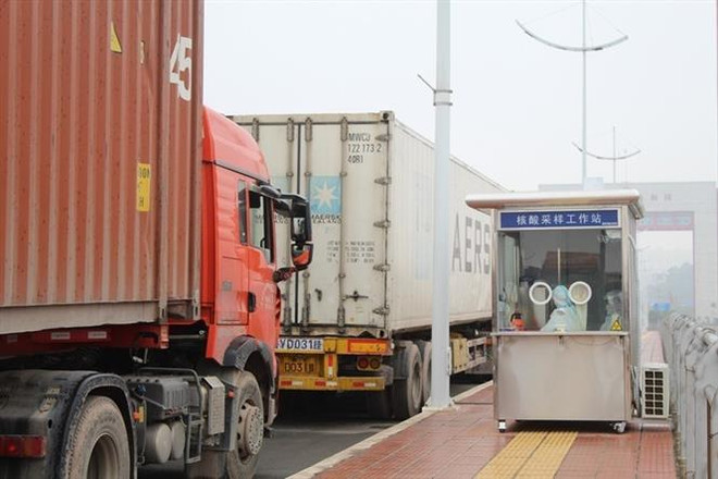 Hàng hóa thông quan tại cửa khẩu quốc tế Móng Cái. (Ảnh: TTXVN phát) Quảng Ninh: Lập vùng xanh an toàn, lưu thông hàng hóa biên mậu ảnh 1