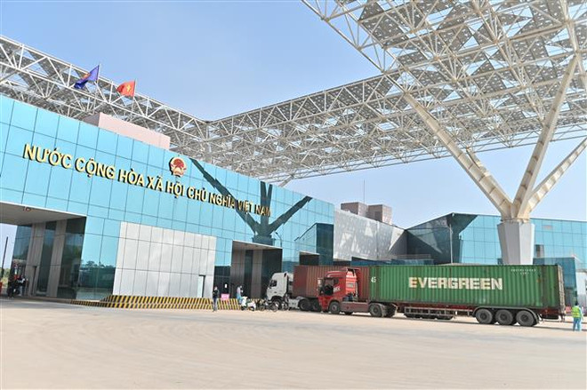 Cửa khẩu Móng Cái. (Ảnh: Thanh Vân/TTXVN) Quảng Ninh: Lập vùng xanh an toàn, lưu thông hàng hóa biên mậu ảnh 2